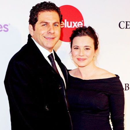 Steven Rodriguez and Linda Cardellini are posing for the picture in the red carpet.